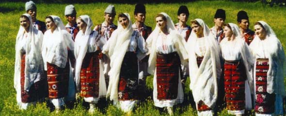 Flok costumes showed at the Herculane Folk Festival.